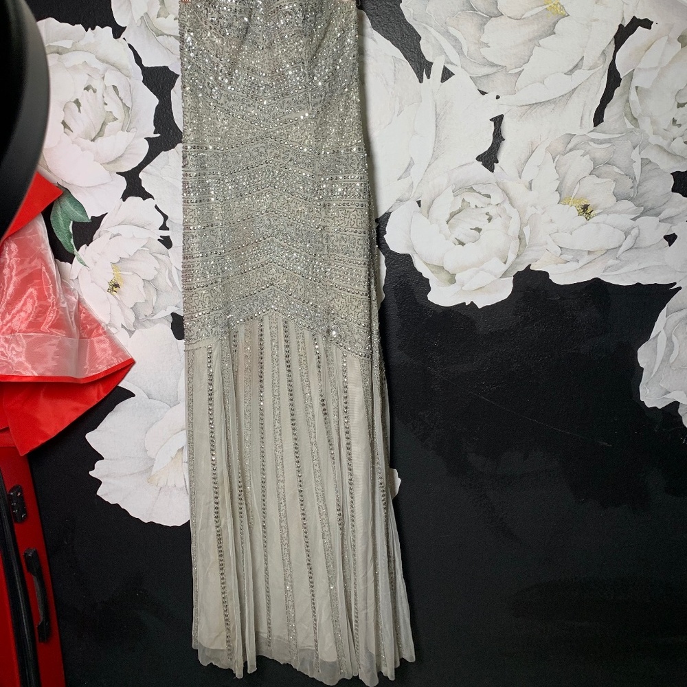 Aidan Mattox US sz 4 formal gown prom, banquet silver sequins flowy and elegant